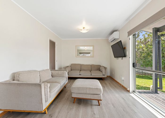  at 2/8 Jontue Place, Clover Park, Auckland