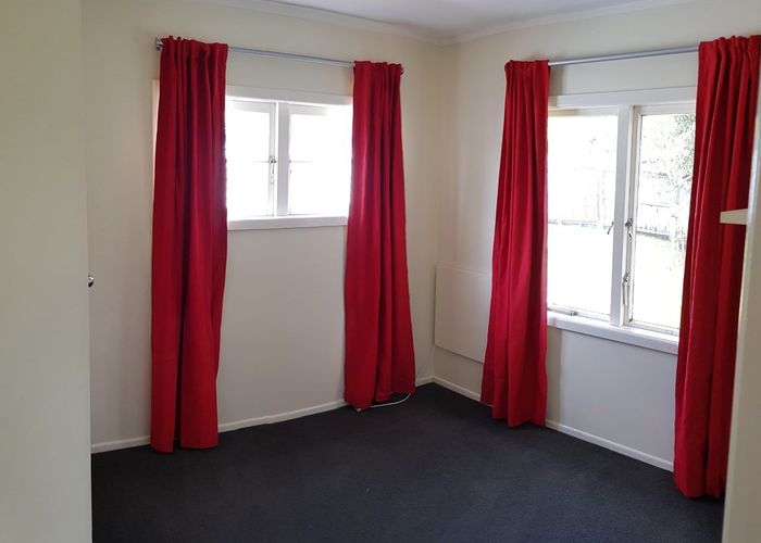  at 2 Knights Close, Rothesay Bay, Auckland