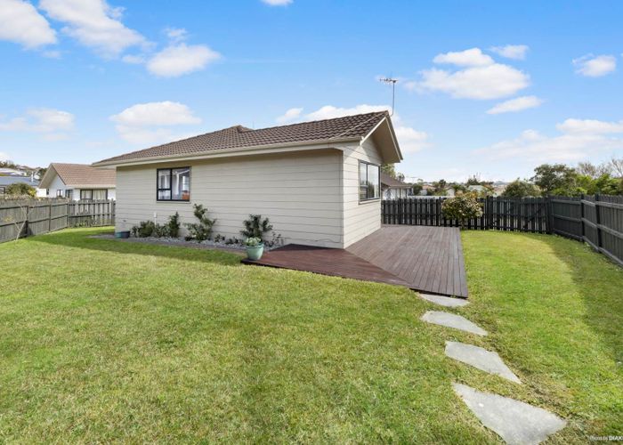  at 2/16 Cabello Place, Unsworth Heights, Auckland