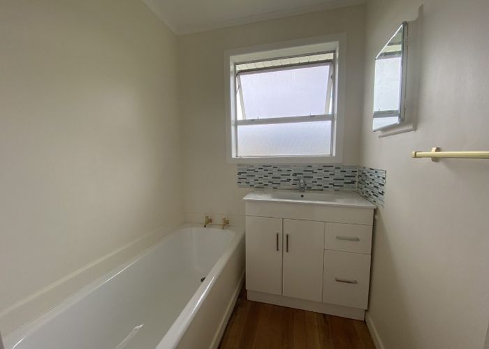  at 604 East Coast Road, Pinehill, North Shore City, Auckland