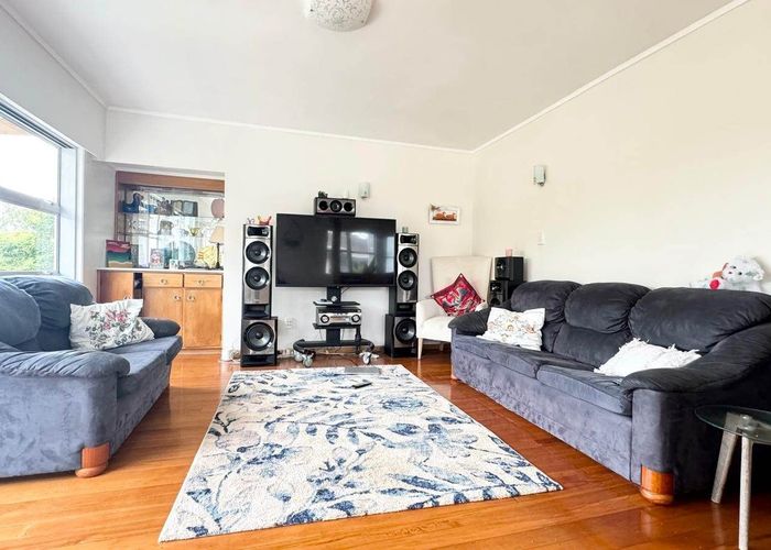  at 4 Easton Park Parade, Glenfield, North Shore City, Auckland