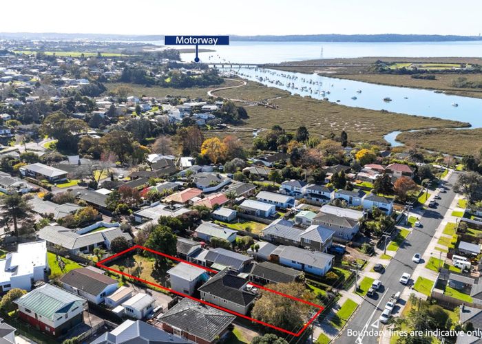  at 84  Roberts Road, Te Atatu South, Waitakere City, Auckland