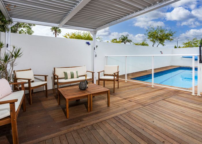  at 8 Caversham Drive, Torbay, Auckland