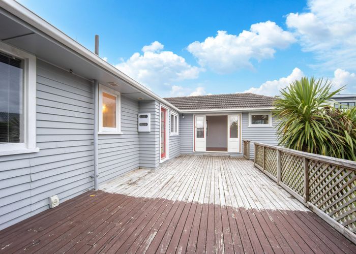  at 32 Taupo Street, Green Bay, Waitakere City, Auckland