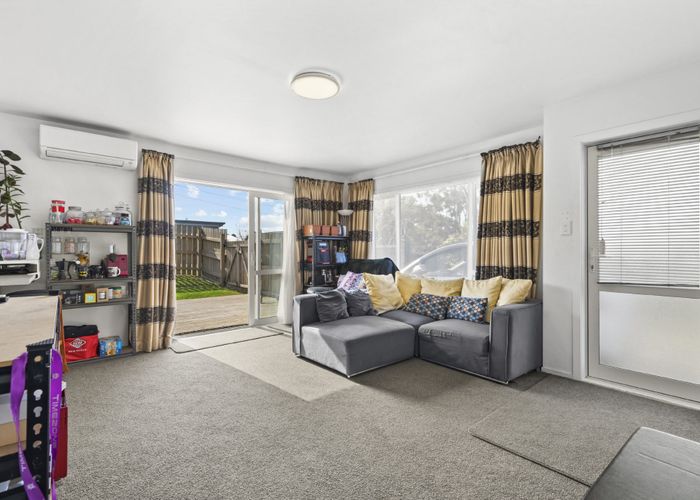  at 1/9 Windy Ridge Road, Glenfield, Auckland