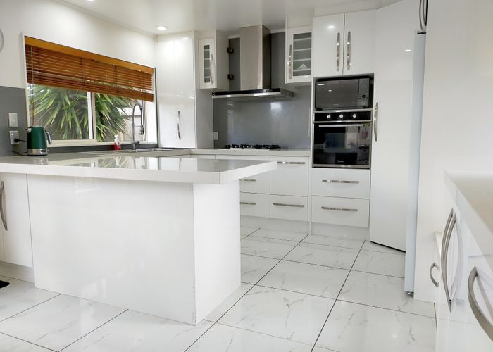  at 2/8 Bowscale Place, Northpark, Auckland