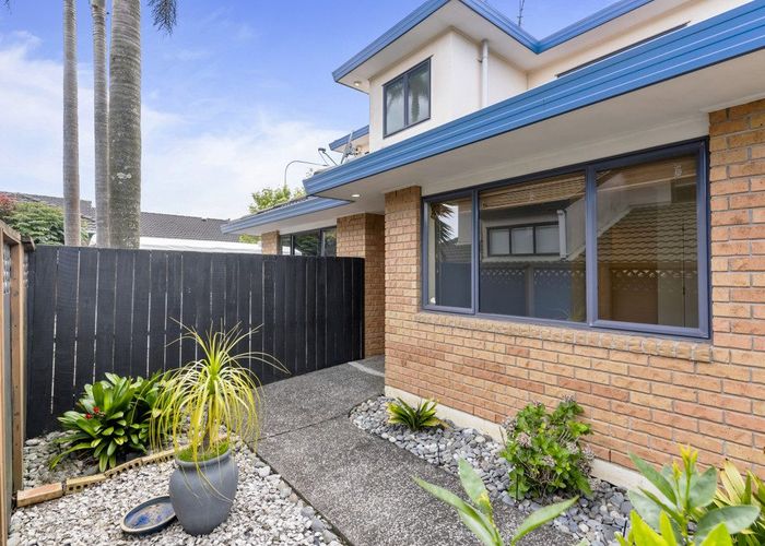  at 2/25 Thirlmere Rise, Northpark, Auckland