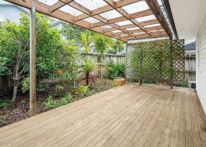  at 27 Normanton Street, Glenfield, Auckland