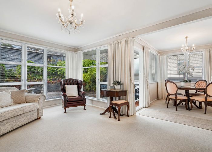  at 18 Selwyn Crescent, Forrest Hill, North Shore City, Auckland