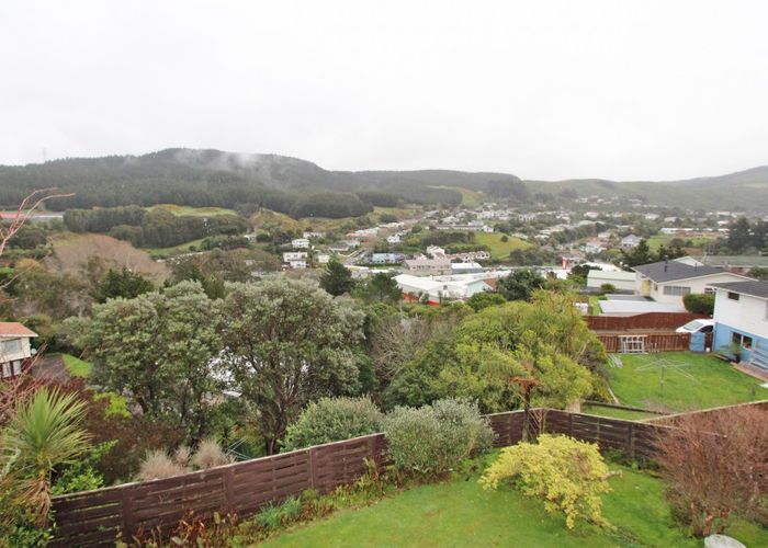  at 2/94 Taylor Terrace, Tawa, Wellington