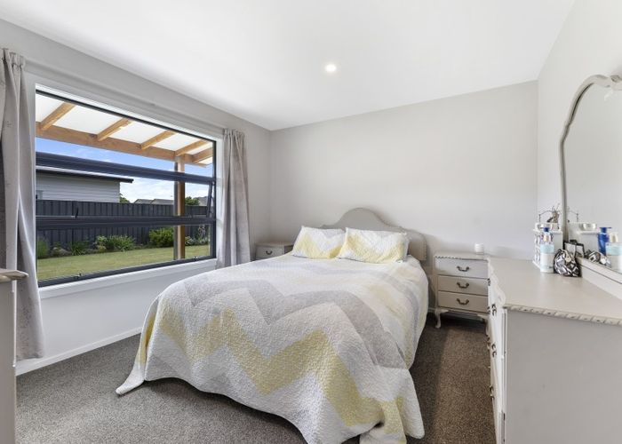  at 32 Perriam Place, Mount Pisa
