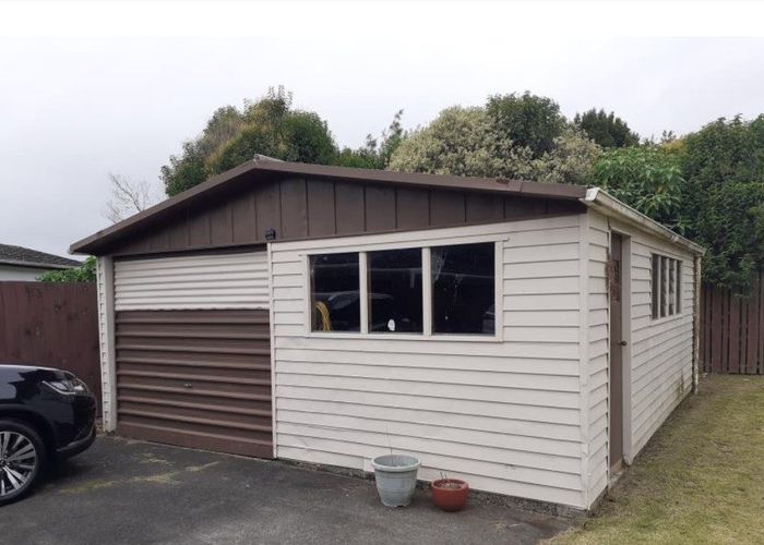  at 5 Pinedale Place, Henderson, Auckland