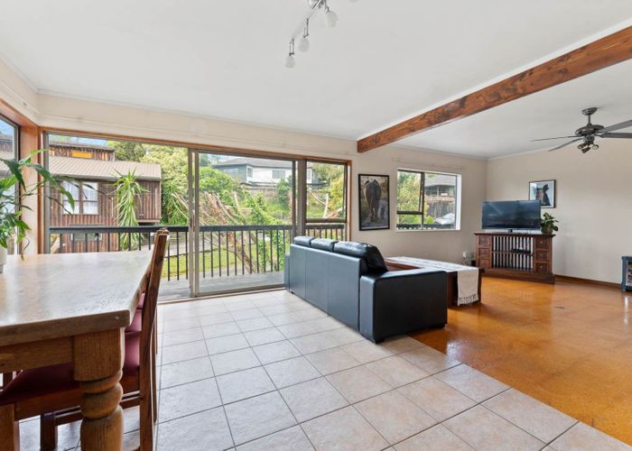  at 2/663 Beach Road, Rothesay Bay, North Shore City, Auckland