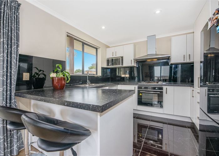  at 8/72 Swanson Rd, Henderson, Waitakere City, Auckland
