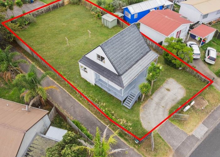  at 3 Imperial Place, Henderson, Auckland