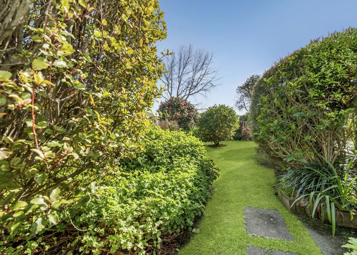  at 15 Darren Crescent, Half Moon Bay, Auckland