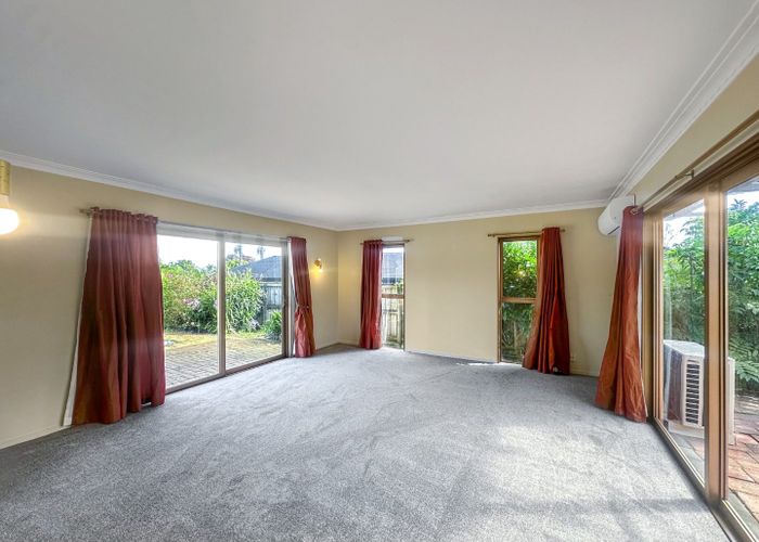  at 6  Davita Place, Farm Cove, Manukau City, Auckland