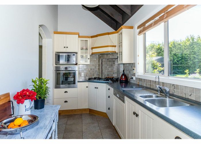  at 260 Spur Road, Hadlow