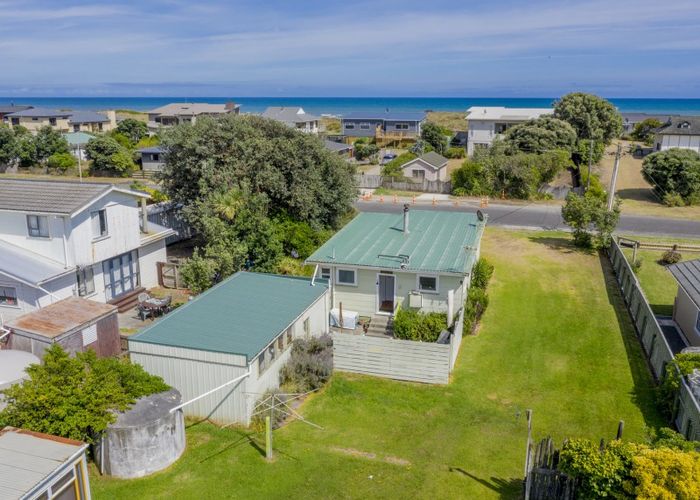  at 32 Rua Avenue, Waitarere Beach, Levin