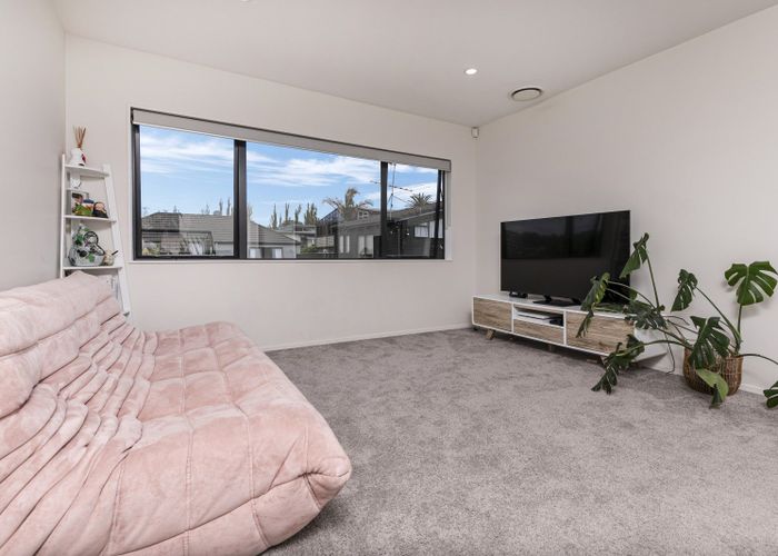  at 8B Dallinghoe Crescent, Milford, Auckland