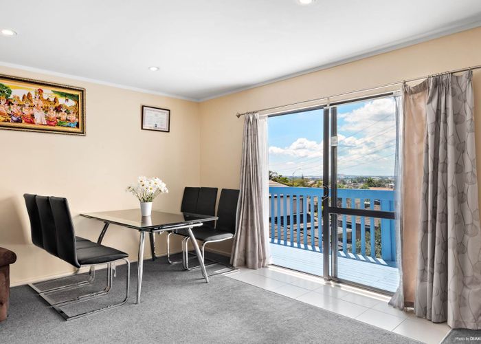  at 2/10 Lowburn Place, Clover Park, Auckland