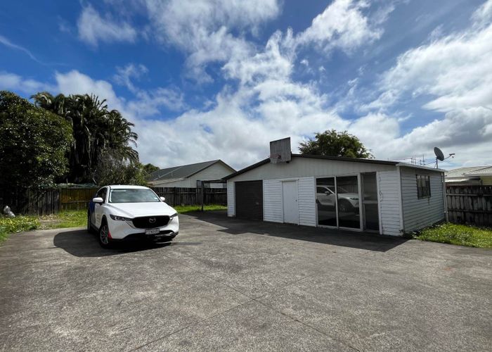  at 9 Valdale Road, Henderson, Waitakere City, Auckland
