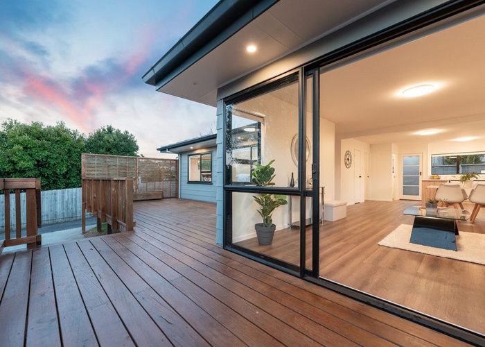  at 2/17 Landsdale Place, Massey, Waitakere City, Auckland