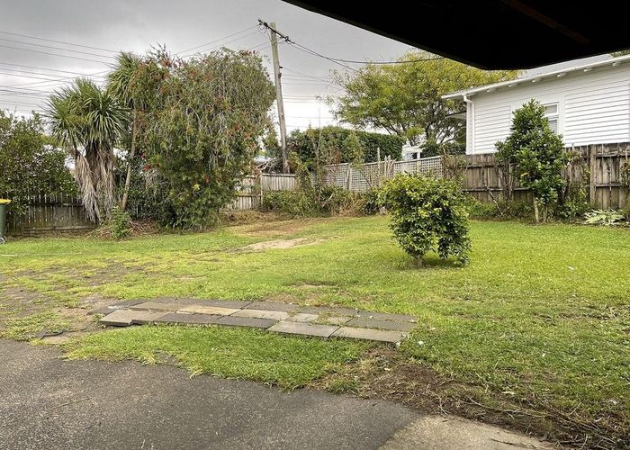  at 194 Chivalry road, Glenfield, North Shore City, Auckland
