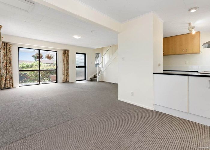  at 2/152 Aviemore Drive, Highland Park, Manukau City, Auckland