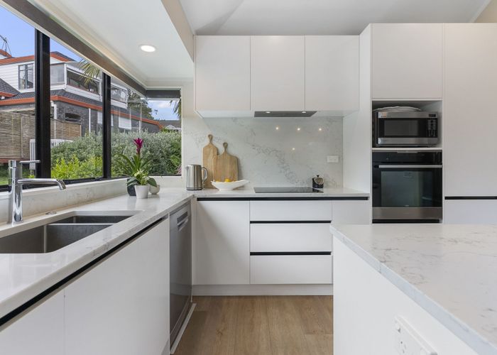 at 1/142 Sunset Road, Unsworth Heights, North Shore City, Auckland