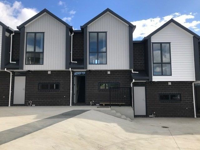  at 5/9  Beaufield Lane , Te Atatu Peninsula, Waitakere City, Auckland