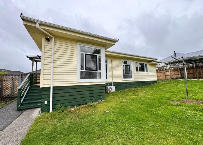  at 3 Applewood Drive, Henderson, Waitakere City, Auckland