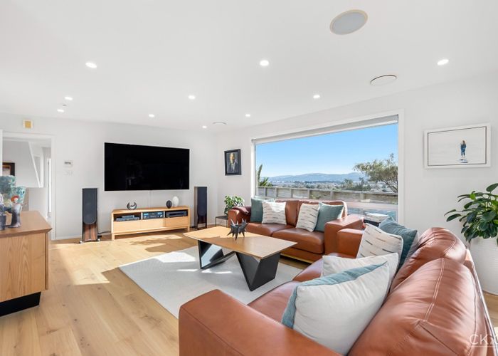  at 212 Whites Line East, Waiwhetu, Lower Hutt, Wellington