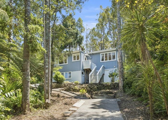  at 8 Arama Avenue, Titirangi, Waitakere City, Auckland