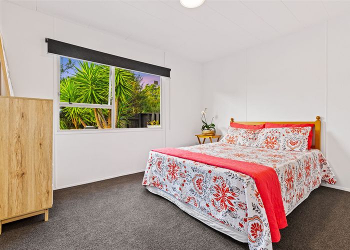  at 2/1 Burnham Road, Waitākere, Auckland