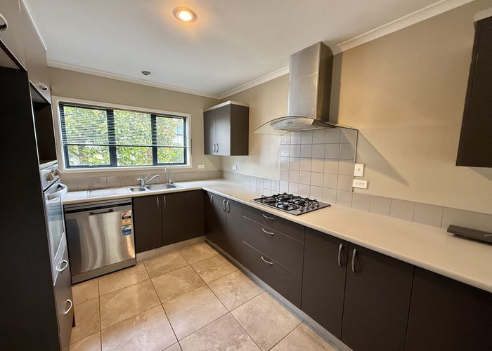  at 4 Vicente Place, Oteha, North Shore City, Auckland