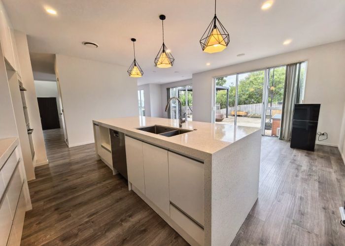  at 8B Albany Highway, Greenhithe, Auckland