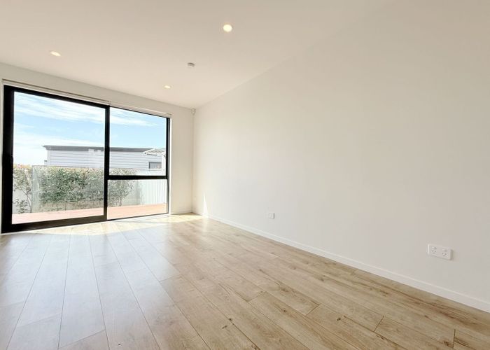  at 4/737 East Coast Road, Browns Bay, North Shore City, Auckland