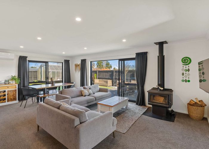  at 44 McQuillan Avenue, Woodend, Woodend