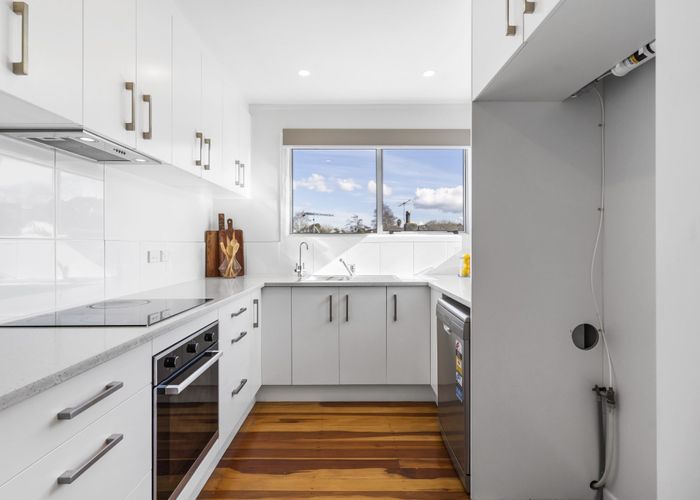  at 8 Lanark Place, Glen Innes, Auckland