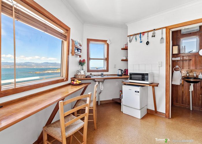  at 326 The Esplanade, Island Bay, Wellington