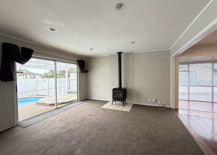  at 607 Beach Rd, Rothesay Bay, North Shore City, Auckland