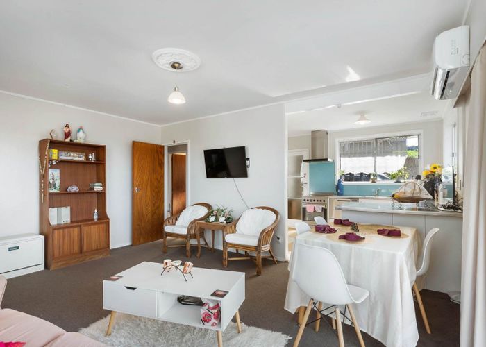  at 2/74 Chivalry Road, Glenfield, North Shore City, Auckland