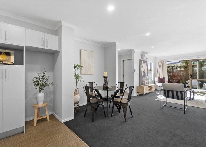  at 2/52 Cook Street, Hamilton East, Hamilton
