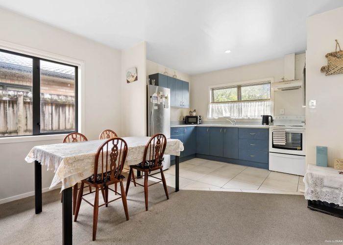  at 8/11 Lawford Place, Mangere, Auckland