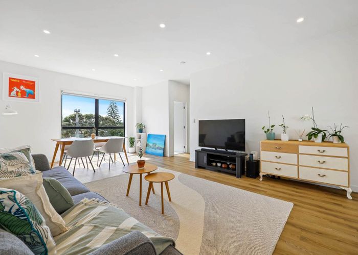  at 17E Hogans Road, Glenfield, North Shore City, Auckland