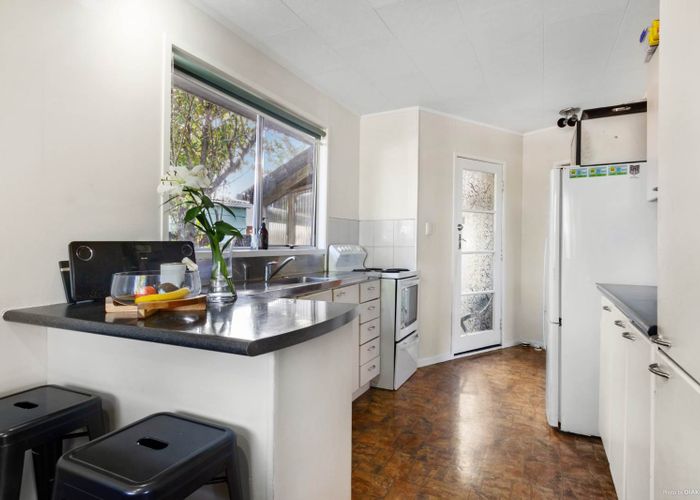  at 4 Landow Place, Henderson, Auckland