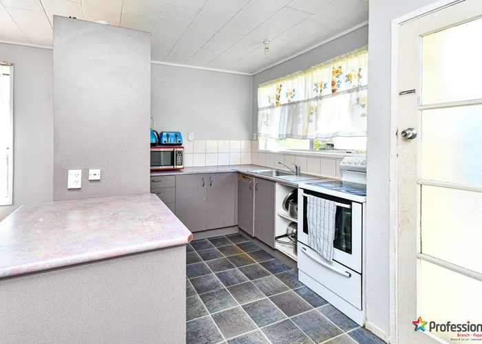  at 8 Staverton Crescent, Mangere, Auckland