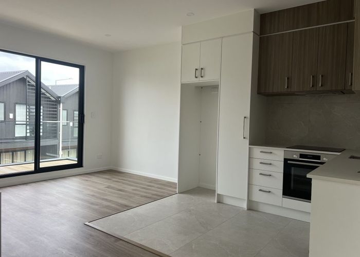  at 8/233 Great North Road, Henderson, Waitakere City, Auckland