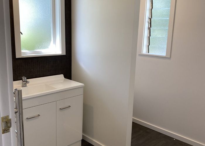  at 4/497 Beach Road, Murrays Bay, Auckland